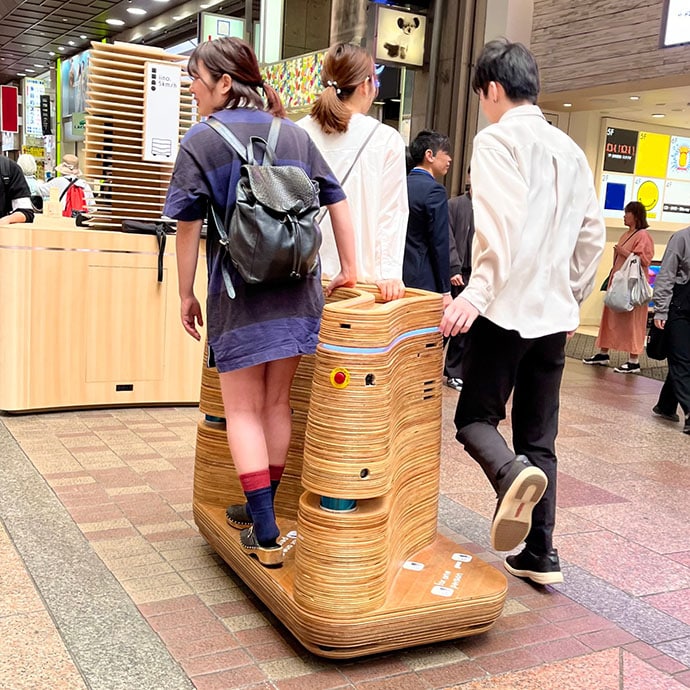 センター街での自動走行モビリティ「iino」の試走