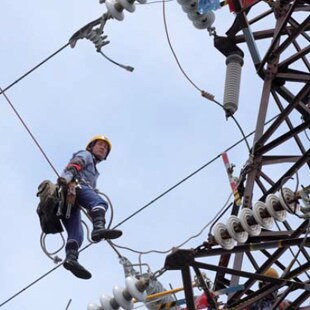 鉄塔の上で検査作業をこなす有田 鉄塔の上で検査作業をこなす有田