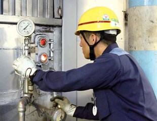 小さな窓からボイラ内部を点検する赤松 小さな窓からボイラ内部を点検する赤松