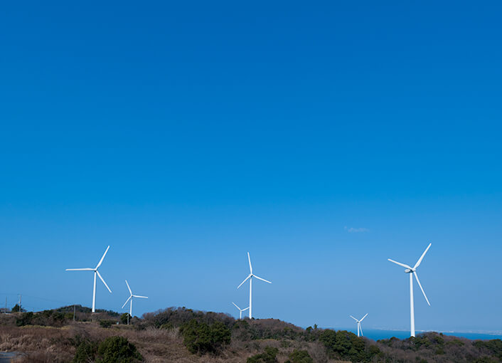 丘陵に立ち並ぶ6基の風力発電所