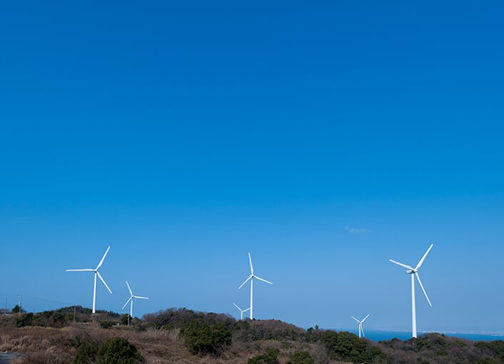 丘陵に立ち並ぶ6基の風力発電所