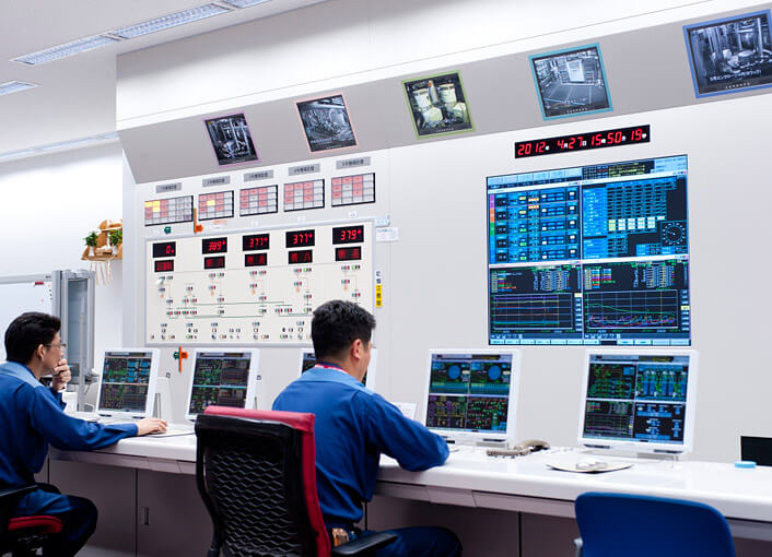 発電機の運転状況などを監視する最新鋭発電所の制御室
