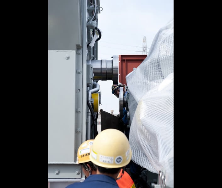 ガスタービン（左）と減速機（右）が接触しないよう慎重に進められる設置作業