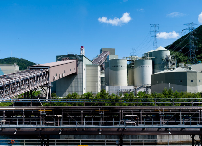 石炭船から眺める舞鶴発電所と石炭を運ぶベルトコンベア