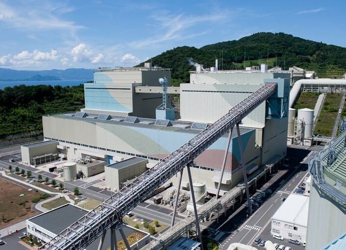 タービン建屋に石炭を運ぶベルトコンベア