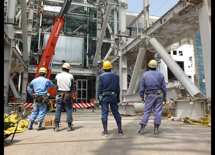作業安全を確認する協力会社社員と当社社員