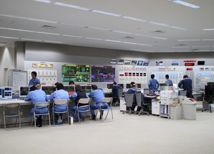 試運転を開始した新１号機の運転状況を見守る様子