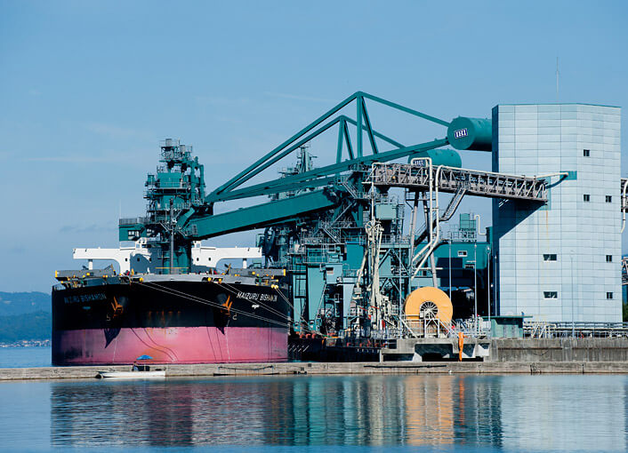 石炭の陸揚げのため港に停泊する石炭船
