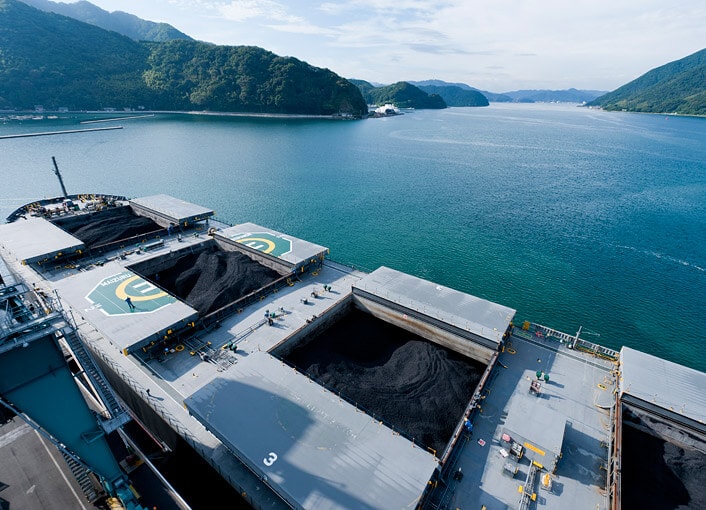 揚炭機の上部から眺めるハッチと舞鶴湾の美しい景観