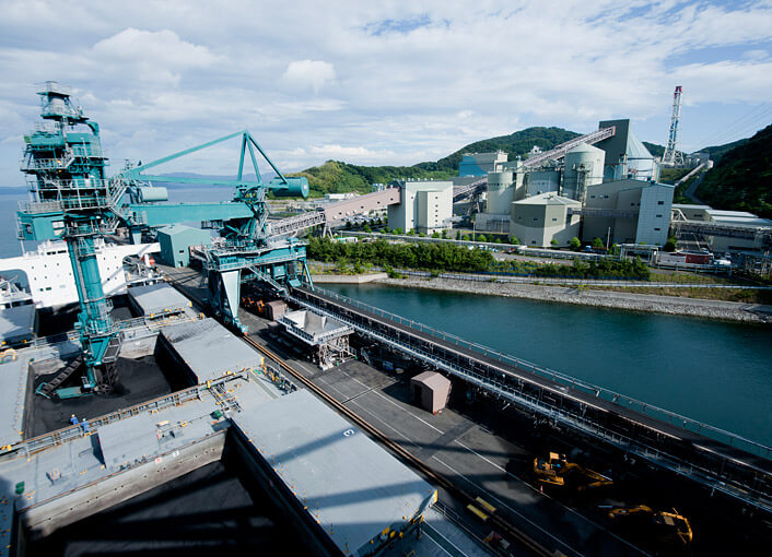 石炭船と舞鶴発電所の全景