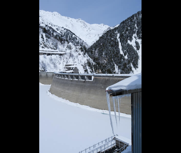 雪深い山々に囲まれる冬の黒部ダム