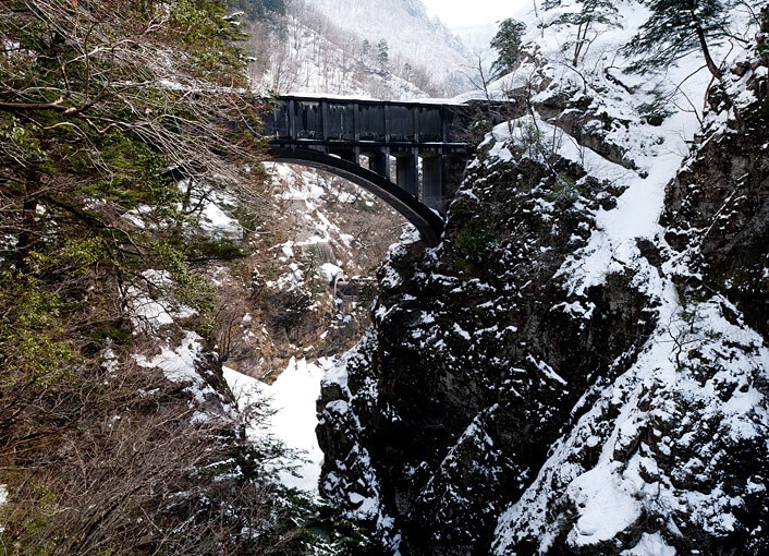 逓送の道のり途中に見える山間をまたがる水路橋