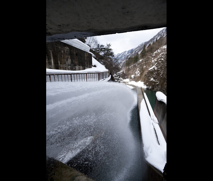 河川環境維持のために勢いよく放流されるダムの水（維持流量）