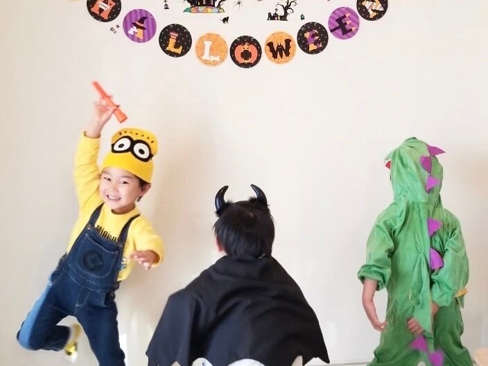 近所のママ友たちと遊ぶ!ハロウィンの仮装をしました。
