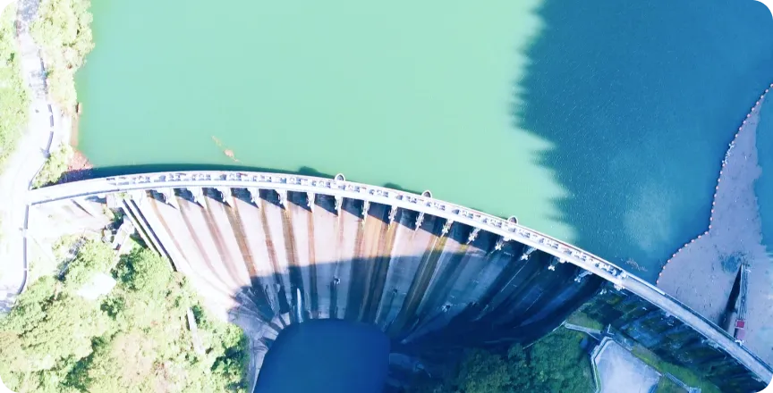 自然と巨大建造物の圧倒的体験