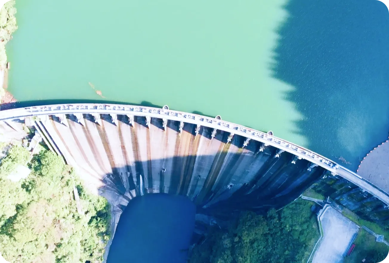 自然と巨大建造物の圧倒的体験