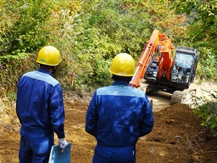 重機を用いた既設道路の拡張工事