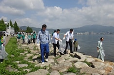 びわ湖での清掃活動（滋賀県大津市）