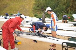 倉谷選手とともにシングルスカルのリギングを行う　繁田選手と大塚選手