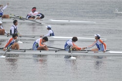 舵手つきフォア　決勝ゴール後　健闘を称えあう中嶋選手と林選手）