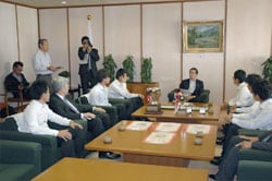 白井原子力事業本部代理とともに西川知事にご報告