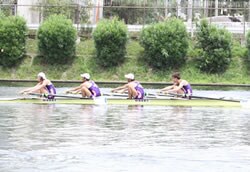 ５位の舵手無フォア（左から長田、荒木、倉谷、田中）
