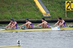 優勝した舵手無フォア（左から長田、荒木、濱上、田中