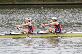 女子ダブルスカル2位：左から川村、高野