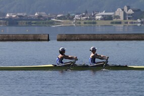 女子ダブルスカル１位：左から志賀、川村