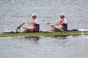 女子ペア　優勝：左から清水、高野