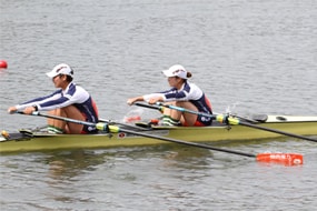 女子ダブルスカル　5位：左から上村、馬野