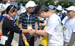 応援者と握手をする竹村選手