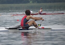 予選のレースで力漕する納田選手