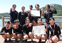 舵手つきクォドルプル:後列が当チーム(左より納田・今井・吉田・津田・竹村) 舵手つきクォドルプル:後列が当チーム(左より納田・今井・吉田・津田・竹村)
