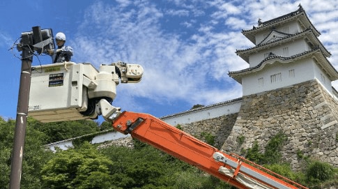 【関西電力送配電】高所作業車を活用した文化財や街路灯等の清掃・点検