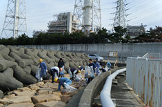 海南発電所付近での清掃活動（和歌山県海南市）